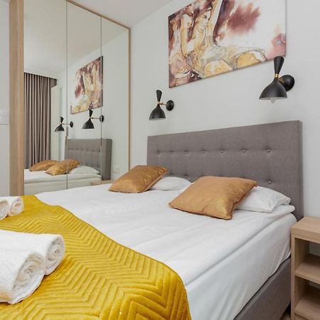 Mennica Residence - City Center Apartments By Noclegi Renters Varşovia Exterior foto